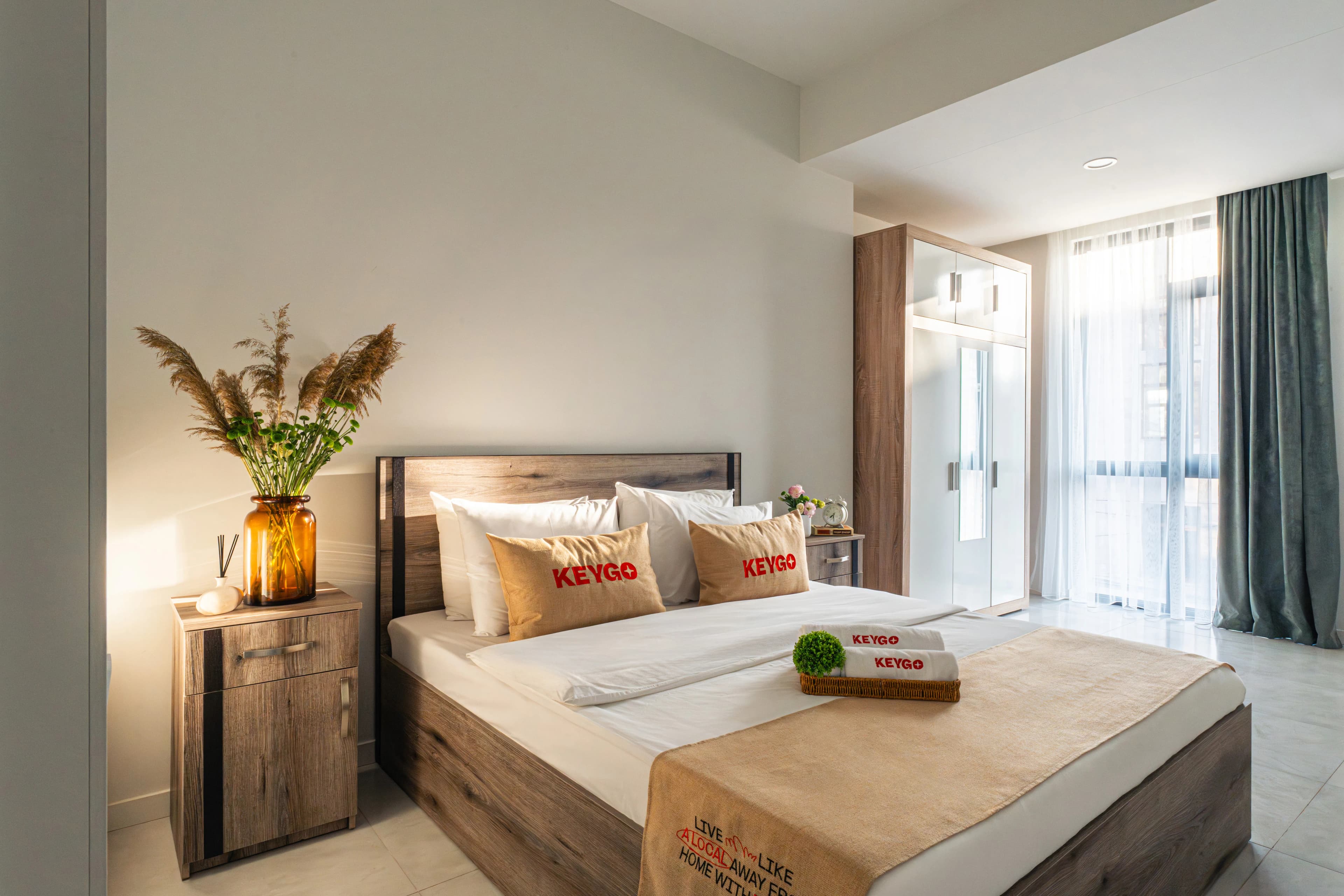 KeyGo #0108 | 2 Bedrooms | Cascade photo 2