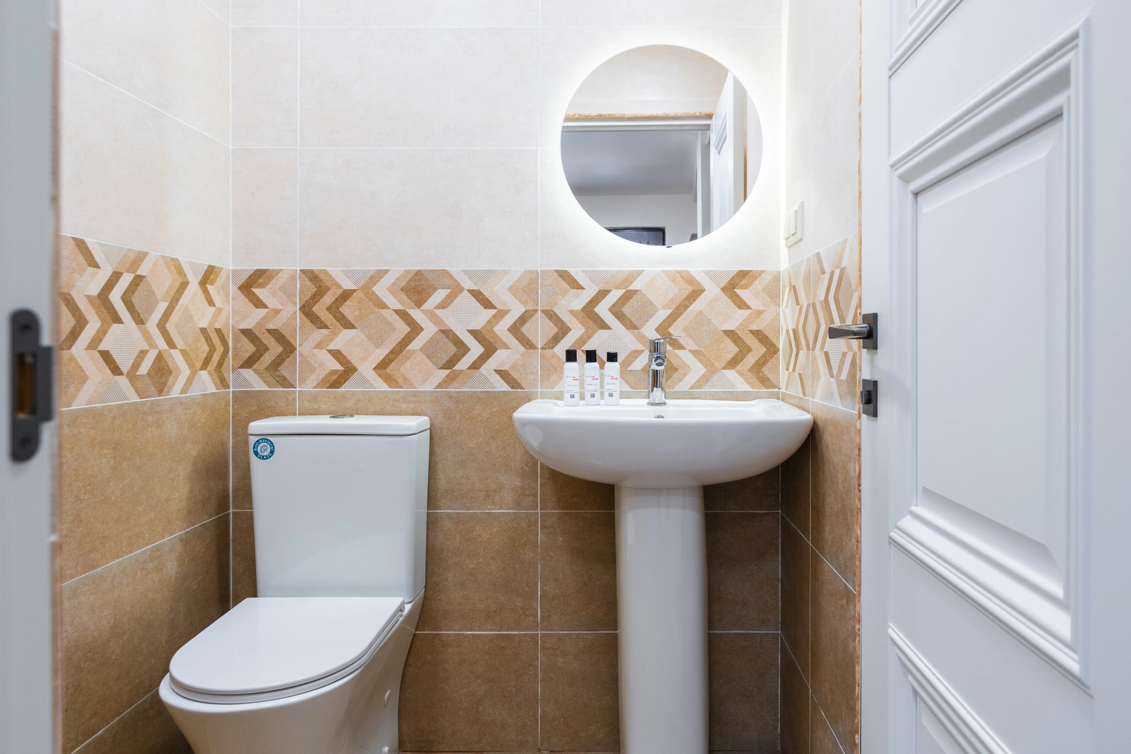 Apartment KeyGo #0040 next to St. Sarkis Church photo 5